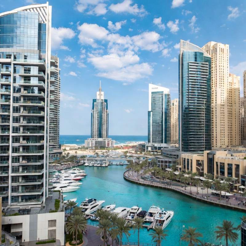 Район Dubai Marina с видом на море и набережной