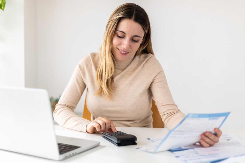 Девушка считает коммунальные платежи в Дубае