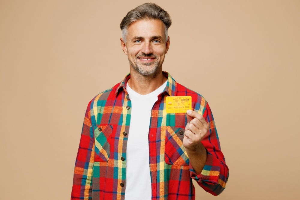 Счастливый мужчина открыл счет в банке в Дубае